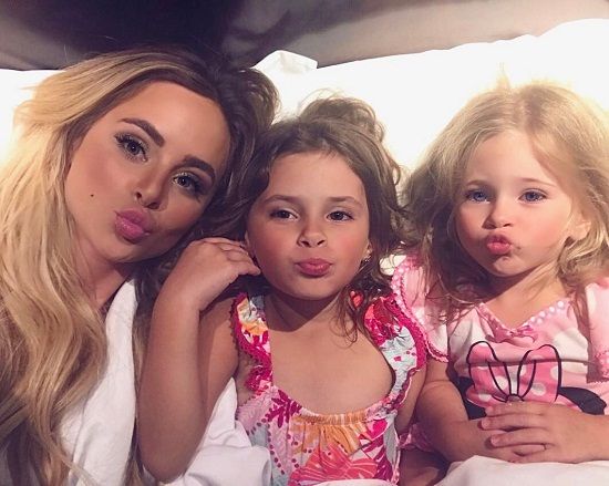 Amanda-Stanton-with-daughters-Charlie-R-Kinsley-C